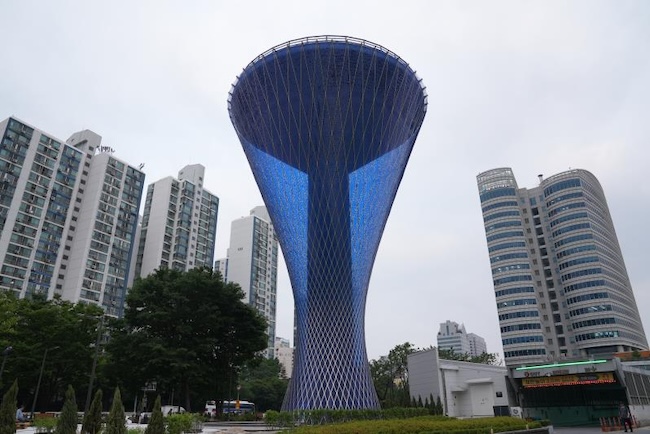 Seoul Unveils ‘Rain Veil’, Transforming Defunct Water Tower into Public Landmark