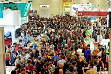 Korean Pavilion Bustles with Turkish Students at Istanbul Book Fair